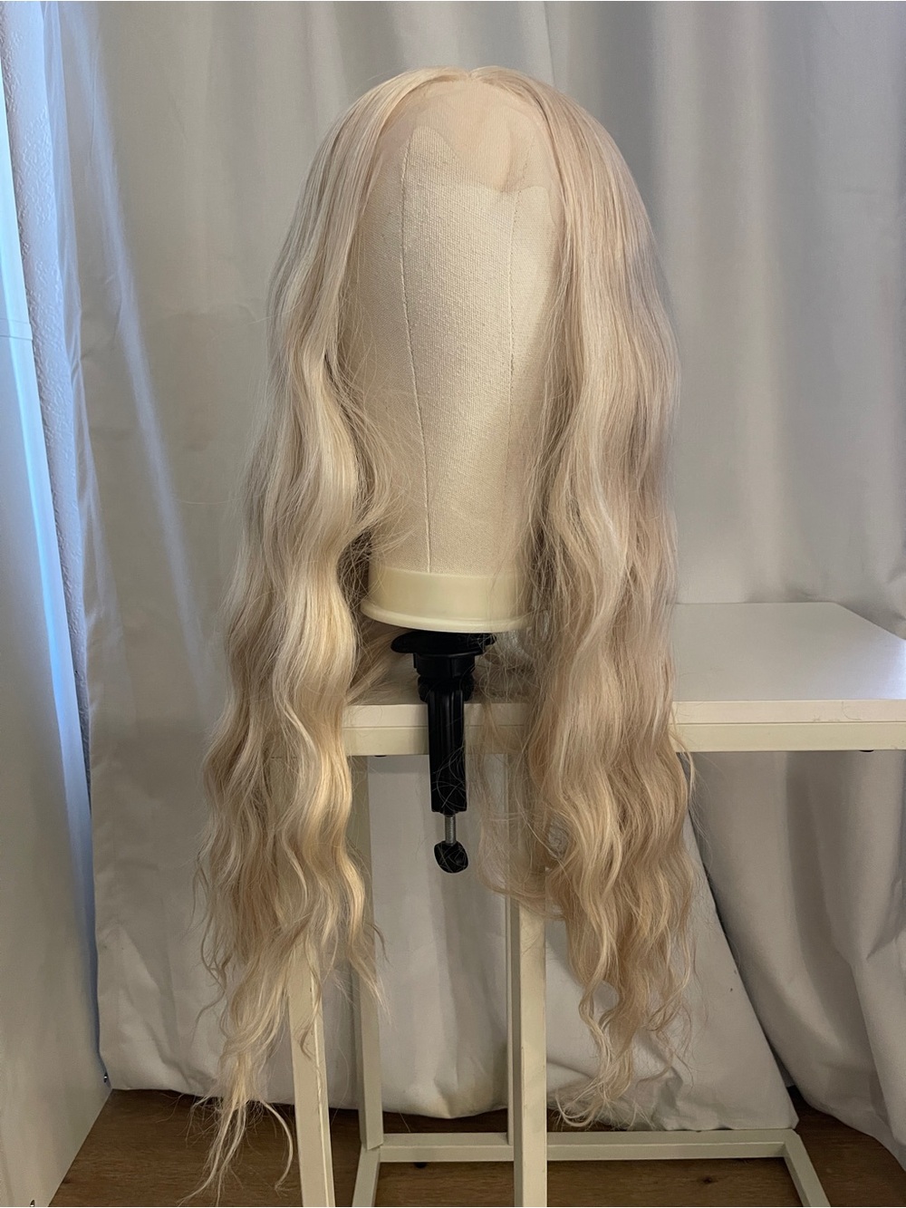 Long Wavy Platinum Blonde Lace Front Wig - New- Lightweight Beach Waves 30” #U